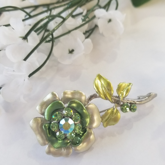 Beautiful Flower Brooch - Picture 3 of 3